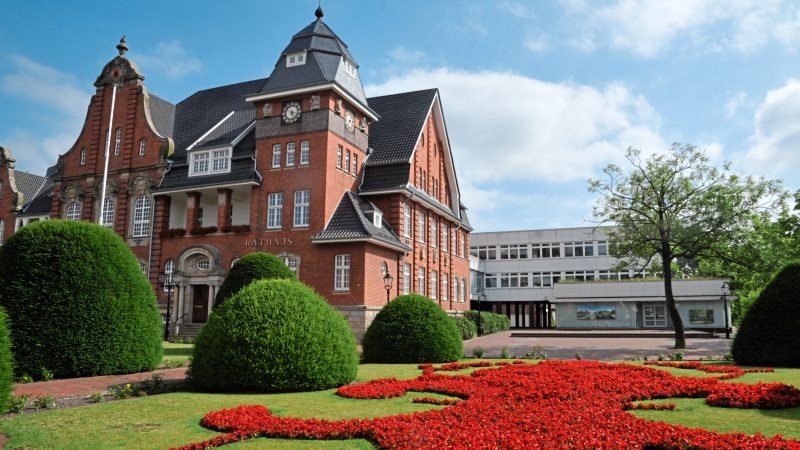 Im Jahr 1973 wurde an das historische Rathaus ein Verwaltungstrakt (rechts) angebaut. Er soll nach dem Willen der CDU abgerissen werden. Foto: Gerd Schade