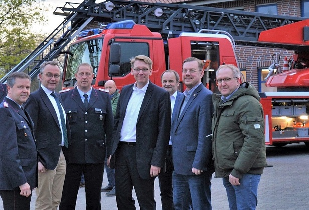 Mit dem Feuerwehrkommando der Stadt Papenburg kamen Mitglieder des CDU-Stadtverbandes sowie Vertreter von Verwaltung und Landkreis am Standort der Wehr Untenende zusammen. Foto: Klaus Dieckmann