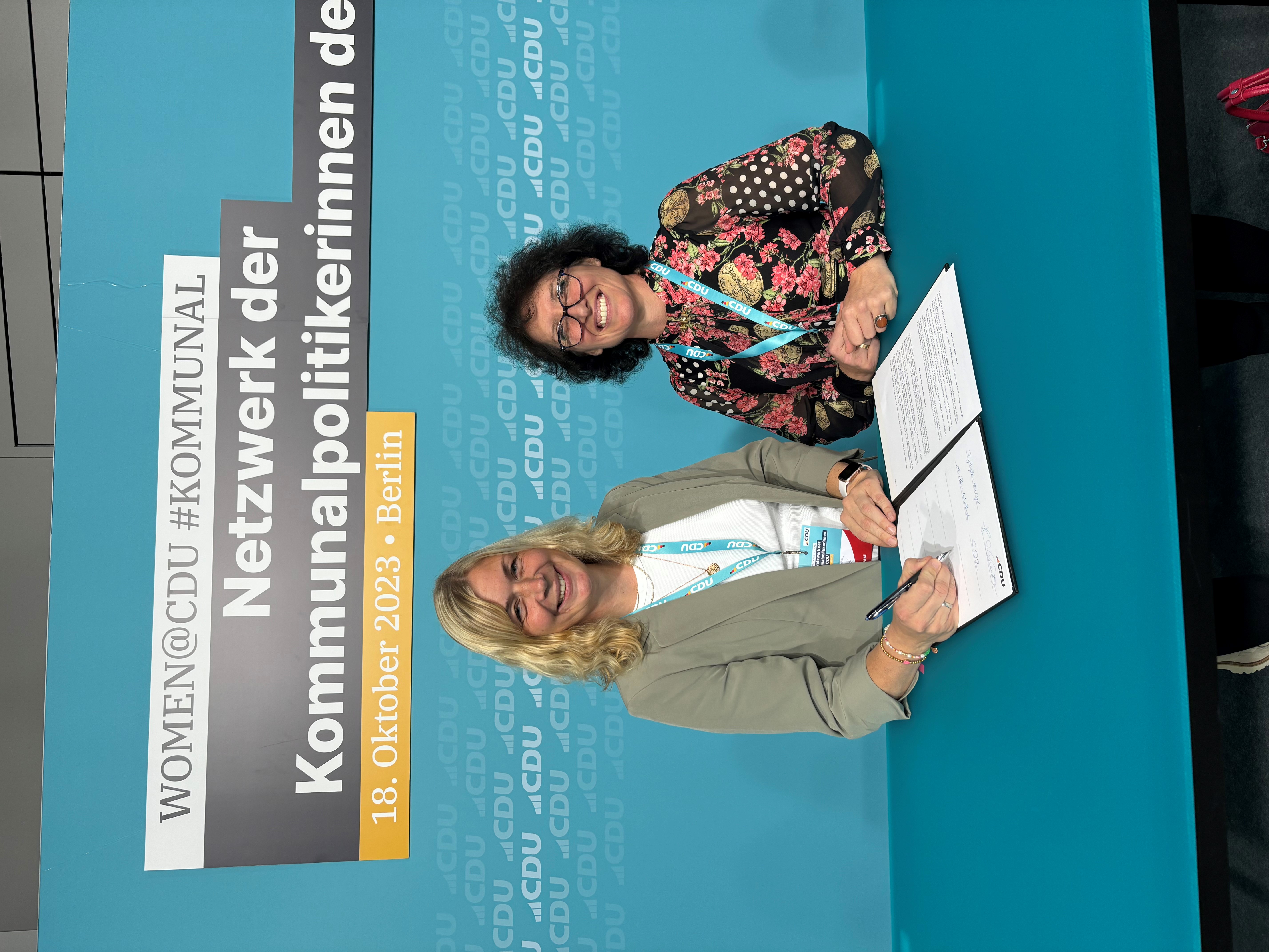 Fraktionsvorsitzende der CDU Papenburg Andrea Plock und Ratsfrau Sabina Christov in Berlin vor Ort 