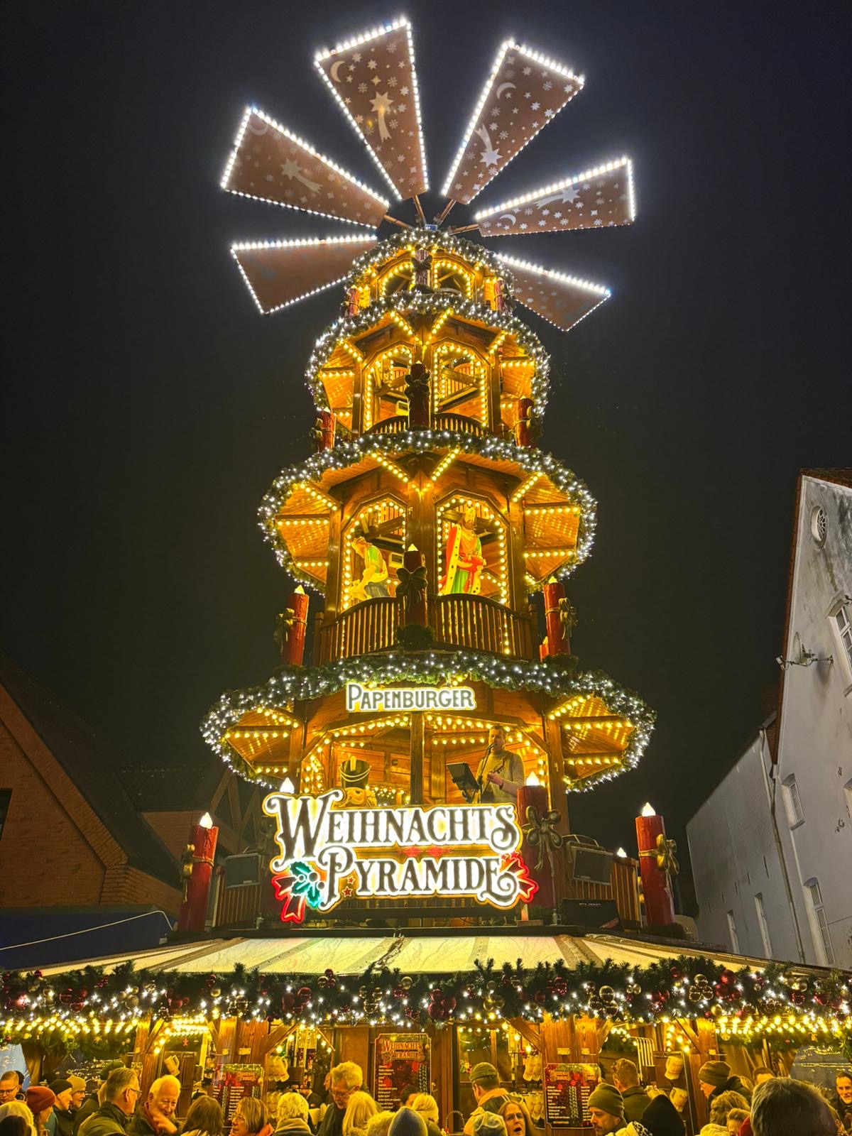Zunchst waren die Mitglieder auf dem Weihnachtsmarkt am Hauptkanal 